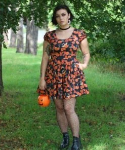 Collectif Zita Skater Dress In Pumpkins And Cats Print Winter